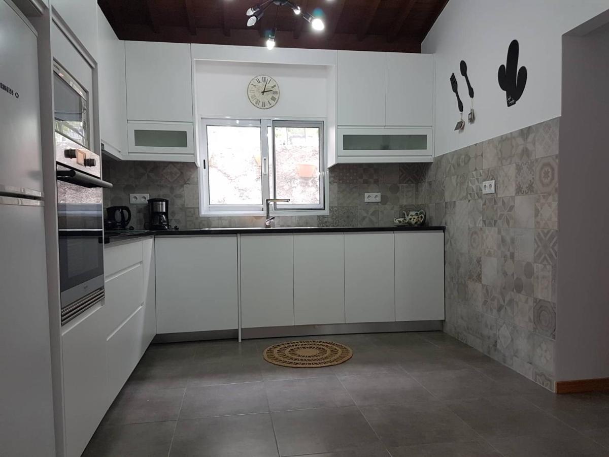 Join Our Relaxed House Near The Beach - Mosteiros موستيروس المظهر الخارجي الصورة